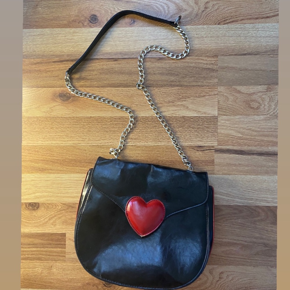 Heart crossbody
